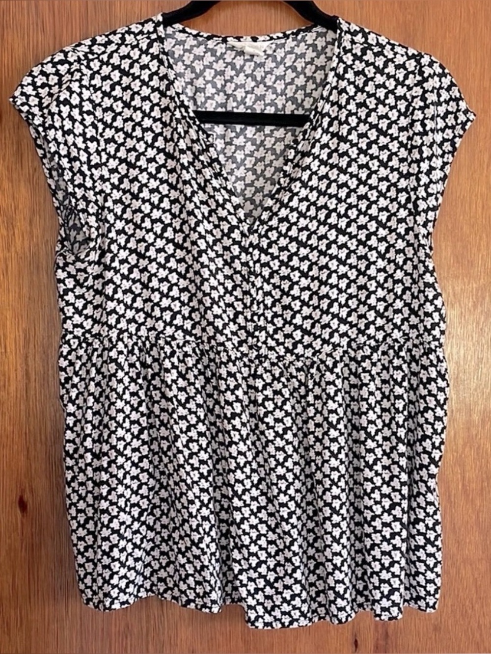 Caslon Black and White Floral V-Neck Peplum Top